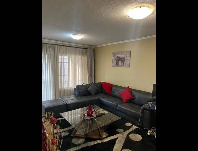 2 BEDROOM TOWNHOUSE FOR SALE IN MEREDALE